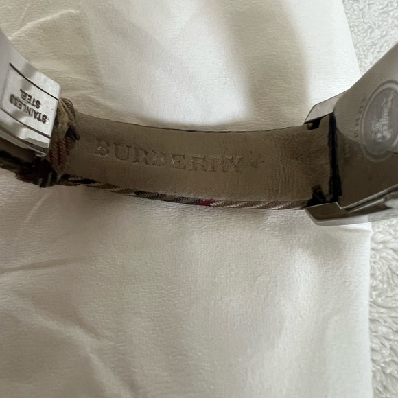 Burberry Stainless Steel BU1051 Classic Women's Wristwatch - Picture 4 of 8